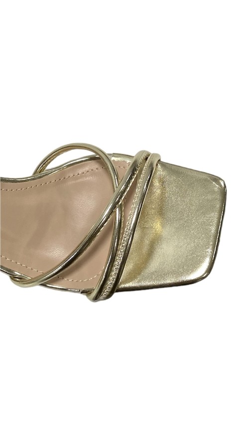 SANDALIA TIRAS TACON BAJO ORO