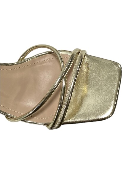 SANDALIA TIRAS TACON BAJO ORO