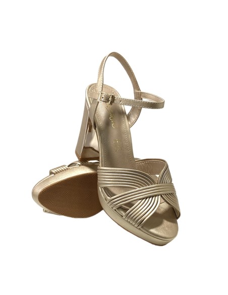 SANDALIA METALIZADA TACON ALTO ORO