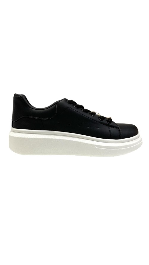 BAMBA CON ADORNOS EN CORDONES NEGRO