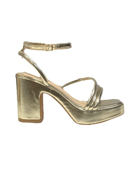 SANDALIA DE TACON TRES TIRAS ORO