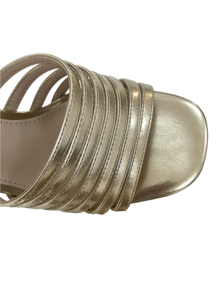 SANDALIA MULTITIRAS METALIZADA ORO