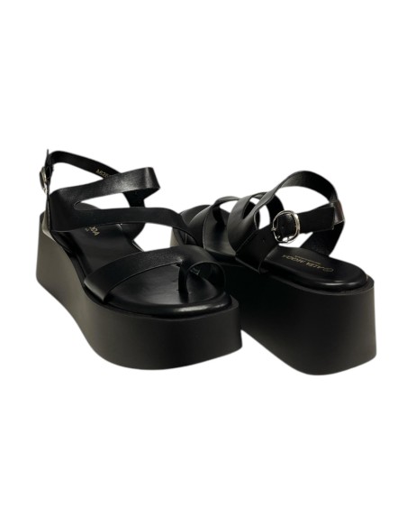 SANDALIA TIRAS CON DEDO NEGRO