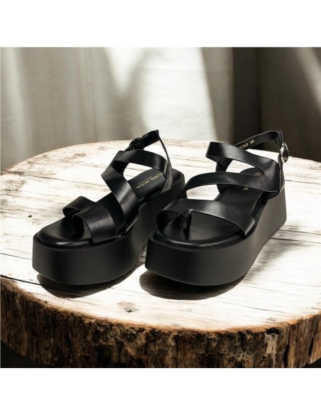 SANDALIA TIRAS CON DEDO NEGRO