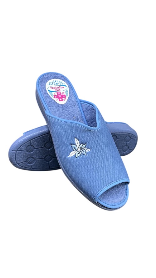 ZAPATILLA FLOR BORDADA AZUL
