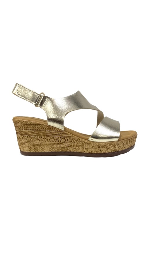 SANDALIA DE CUÑA TIPO MADERA ORO