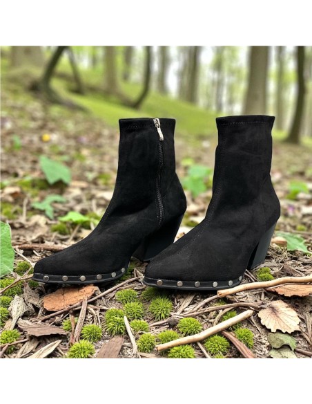 BOTIN TACHAS EN LA SUELA NEGRO