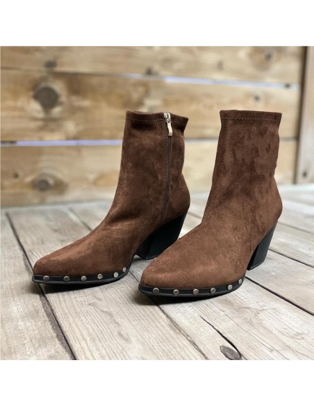 BOTIN TACHAS EN LA SUELA MARRON