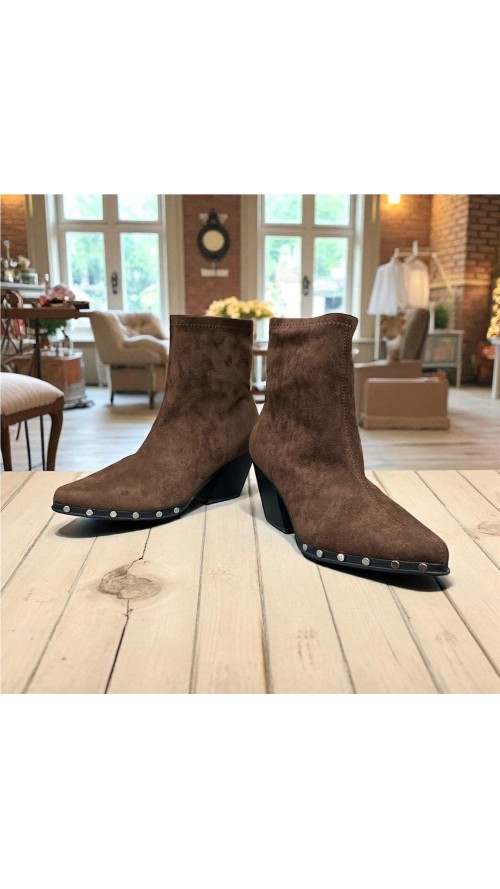 BOTIN TACHAS EN LA SUELA MARRON