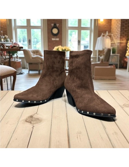 BOTIN TACHAS EN LA SUELA MARRON