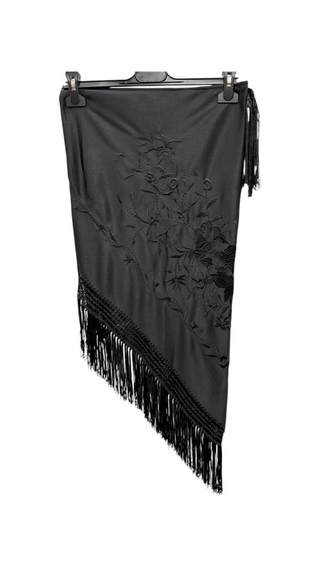 MANTON BORDADO AL TONO NEGRO