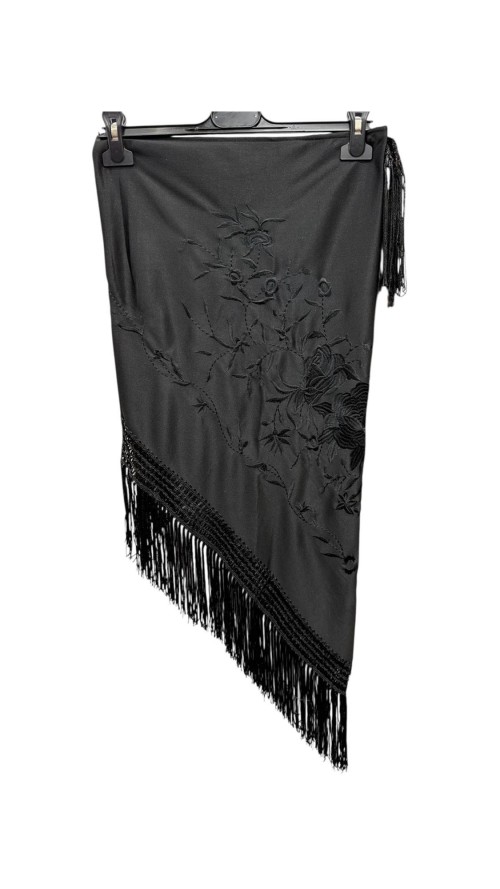 MANTON BORDADO AL TONO NEGRO