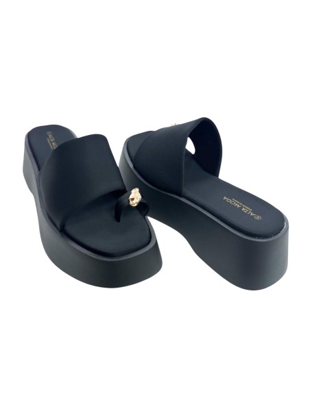 SANDALIA CUÑA ADORNO METAL NEGRO