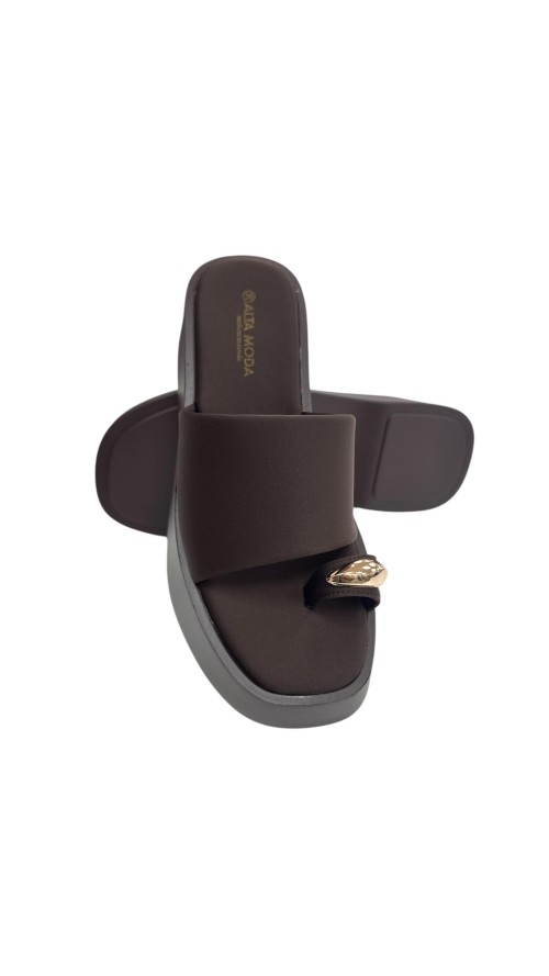 SANDALIA CUÑA ADORNO METAL MARRON