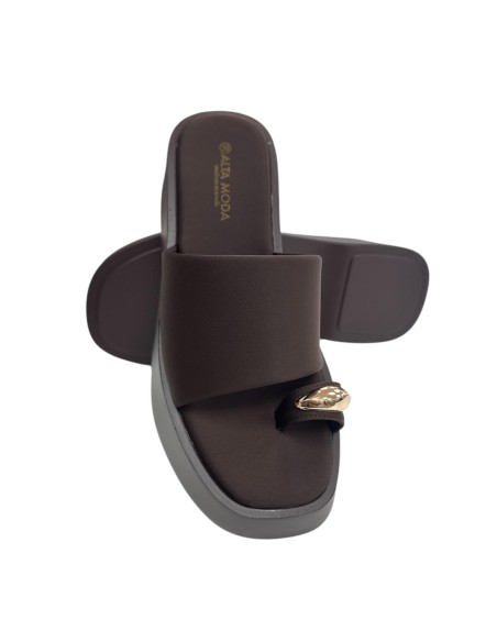 SANDALIA CUÑA ADORNO METAL MARRON