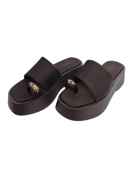 SANDALIA CUÑA ADORNO METAL MARRON