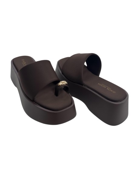 SANDALIA CUÑA ADORNO METAL MARRON