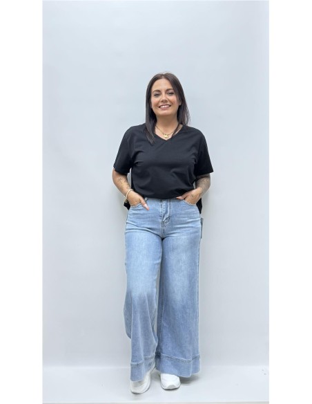 CAMISETA BASICA CUELLO PICO NEGRO