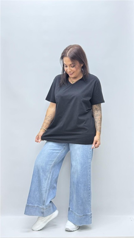 CAMISETA BASICA CUELLO PICO NEGRO 2
