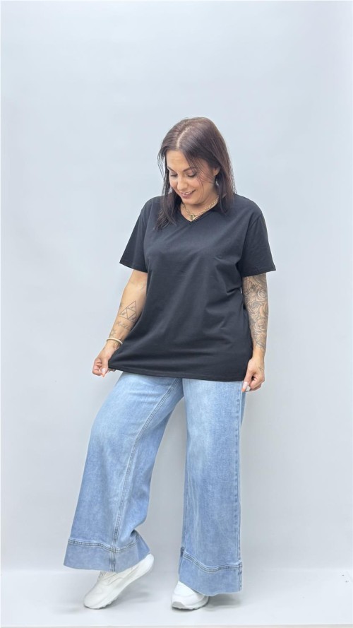 CAMISETA BASICA CUELLO PICO NEGRO