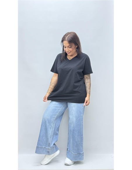 CAMISETA BASICA CUELLO PICO NEGRO