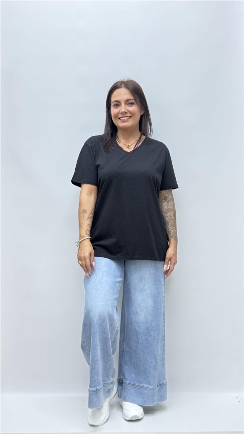 CAMISETA BASICA CUELLO PICO NEGRO