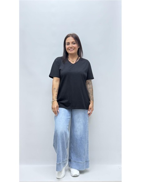CAMISETA BASICA CUELLO PICO NEGRO