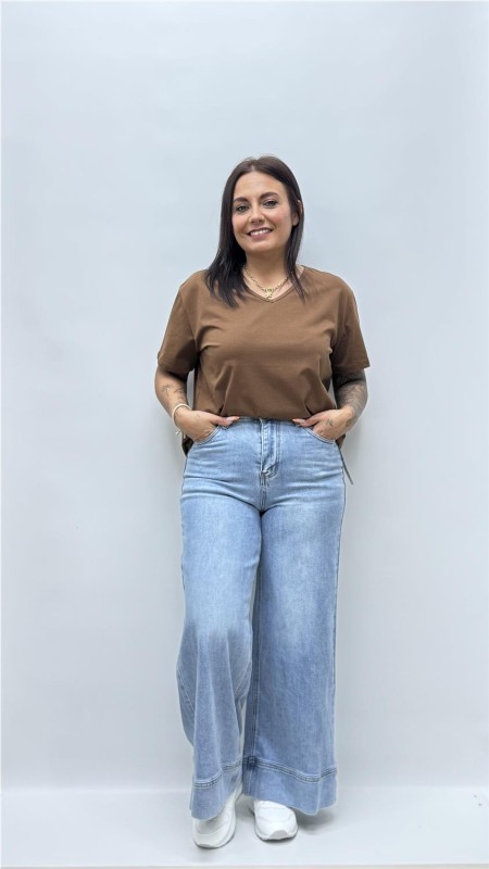 CAMISETA BASICA CUELLO PICO MARRON