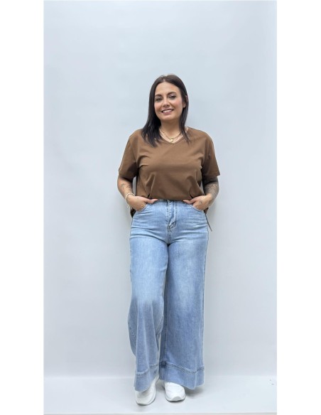 CAMISETA BASICA CUELLO PICO MARRON