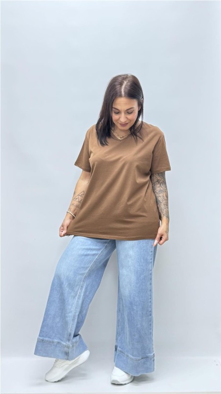 CAMISETA BASICA CUELLO PICO MARRON 2