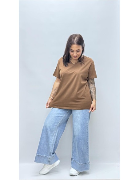 CAMISETA BASICA CUELLO PICO MARRON