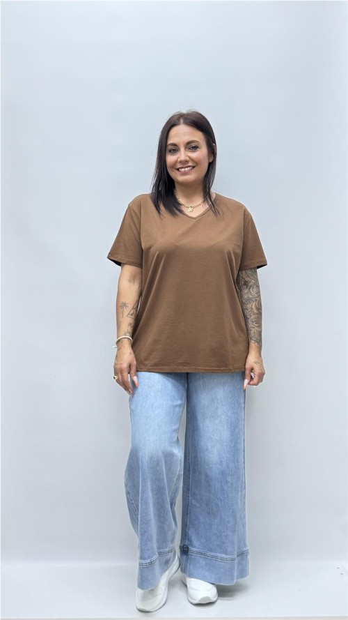 CAMISETA BASICA CUELLO PICO MARRON