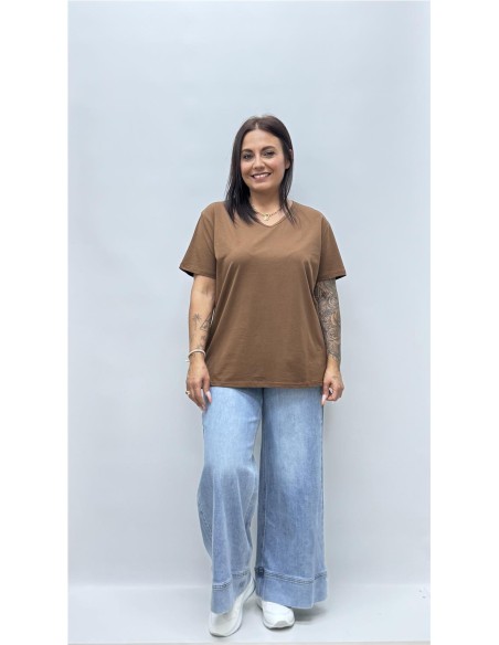 CAMISETA BASICA CUELLO PICO MARRON