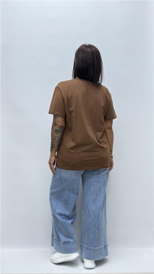 CAMISETA BASICA CUELLO PICO MARRON