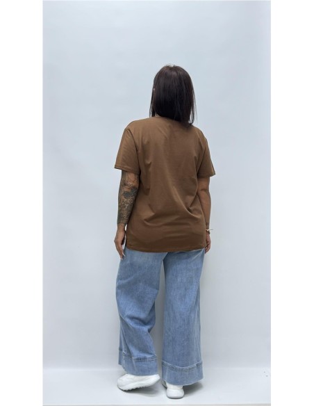 CAMISETA BASICA CUELLO PICO MARRON