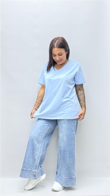 CAMISETA BASICA CUELLO PICO AZUL 2