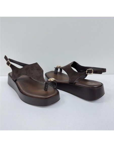 SANDALIA ADORNO DEDO MARRON