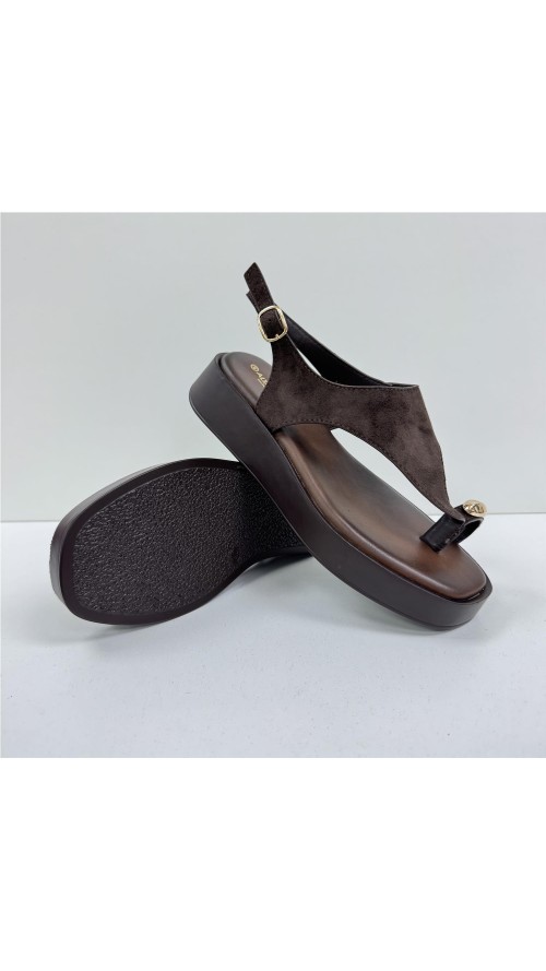 SANDALIA ADORNO DEDO MARRON