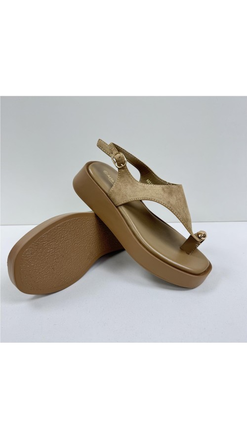 SANDALIA ADORNO DEDO TAUPE