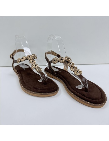 SANDALIA DEDO ADORNO METAL MARRON