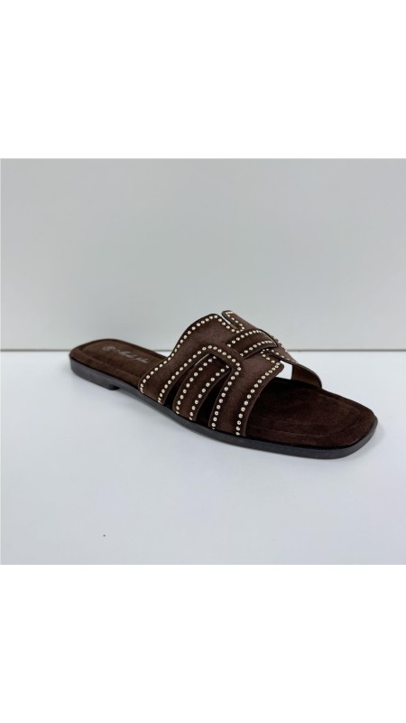 SANDALIA PLANA TACHAS MARRON