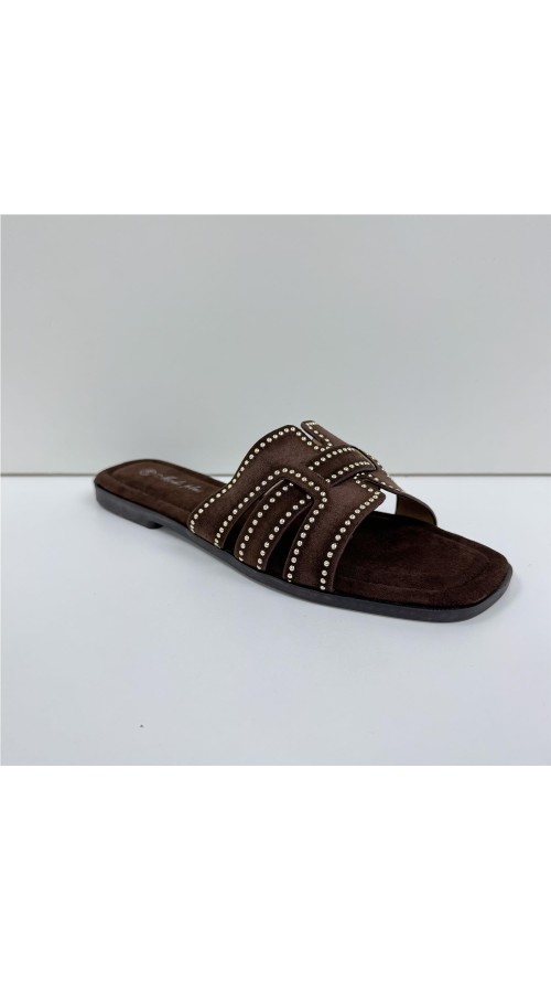 SANDALIA PLANA TACHAS MARRON