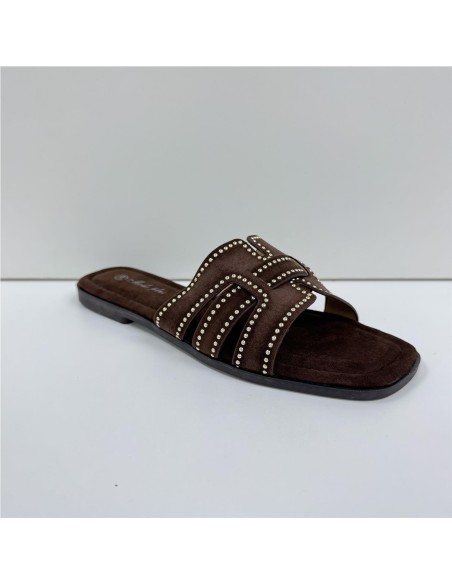 SANDALIA PLANA TACHAS MARRON