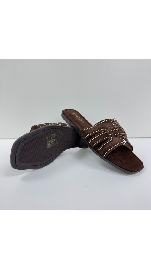 SANDALIA PLANA TACHAS MARRON