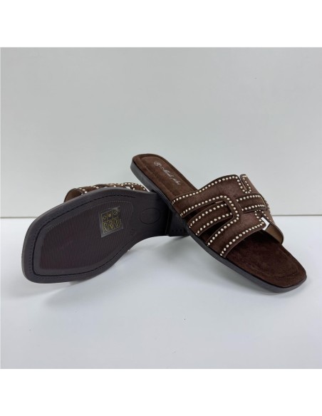 SANDALIA PLANA TACHAS MARRON
