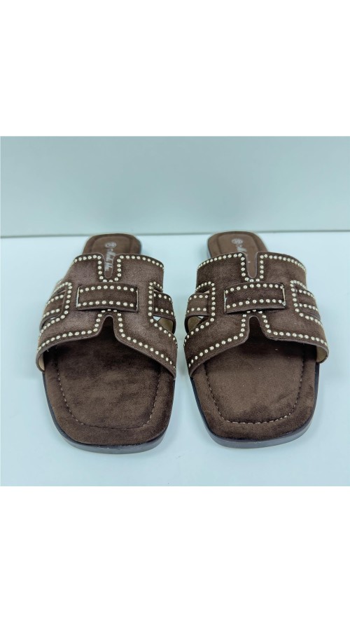 SANDALIA PLANA TACHAS MARRON
