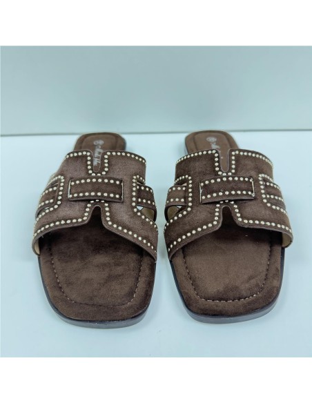 SANDALIA PLANA TACHAS MARRON