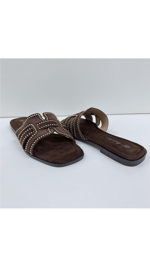 SANDALIA PLANA TACHAS MARRON