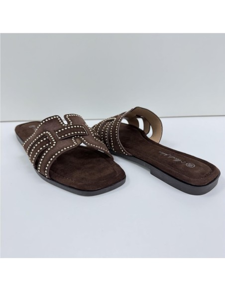 SANDALIA PLANA TACHAS MARRON