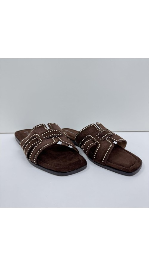 SANDALIA PLANA TACHAS MARRON